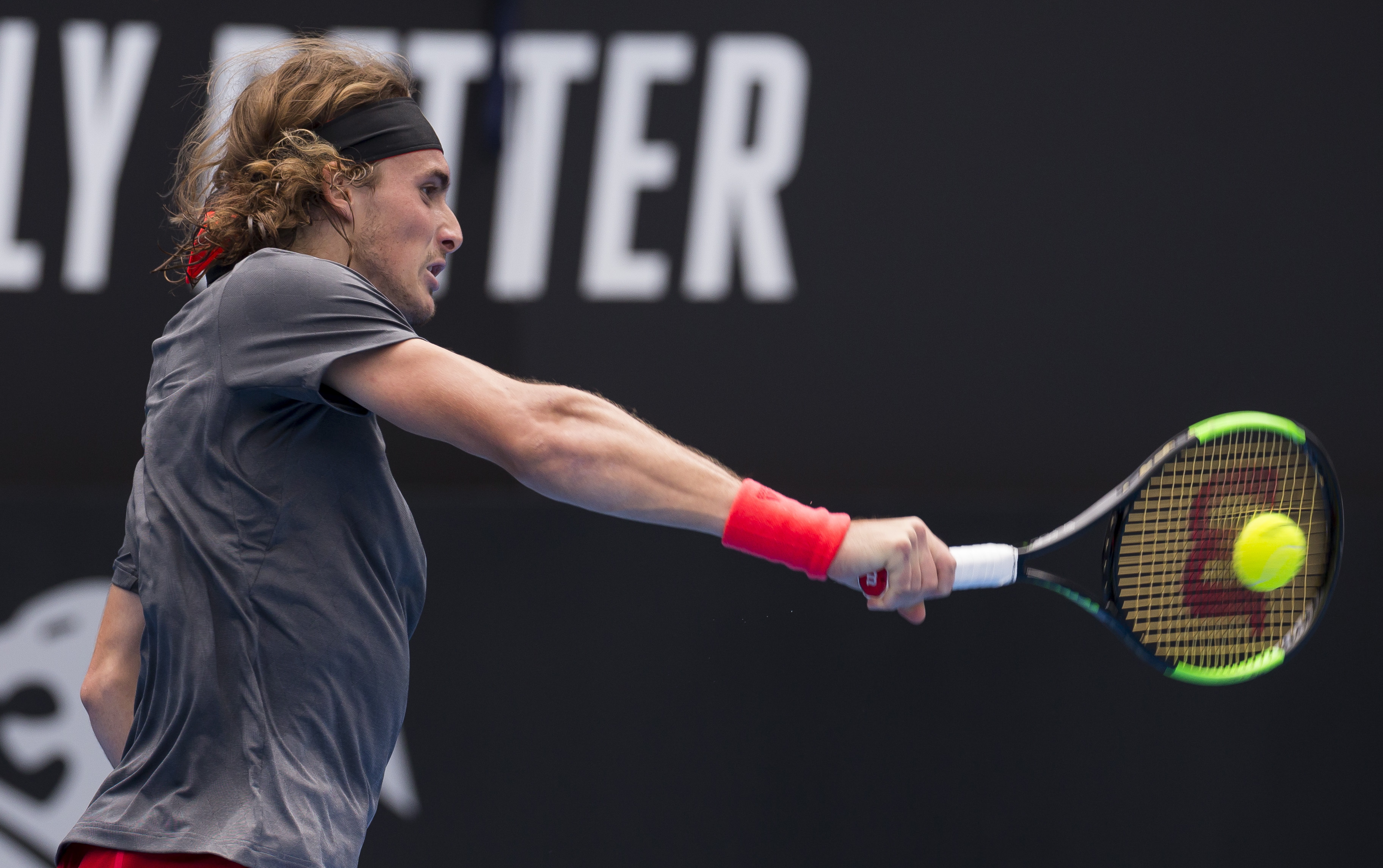 澳网险胜法网,西西帕斯点燃赛场 澳网险胜法网,西西帕斯点燃赛场