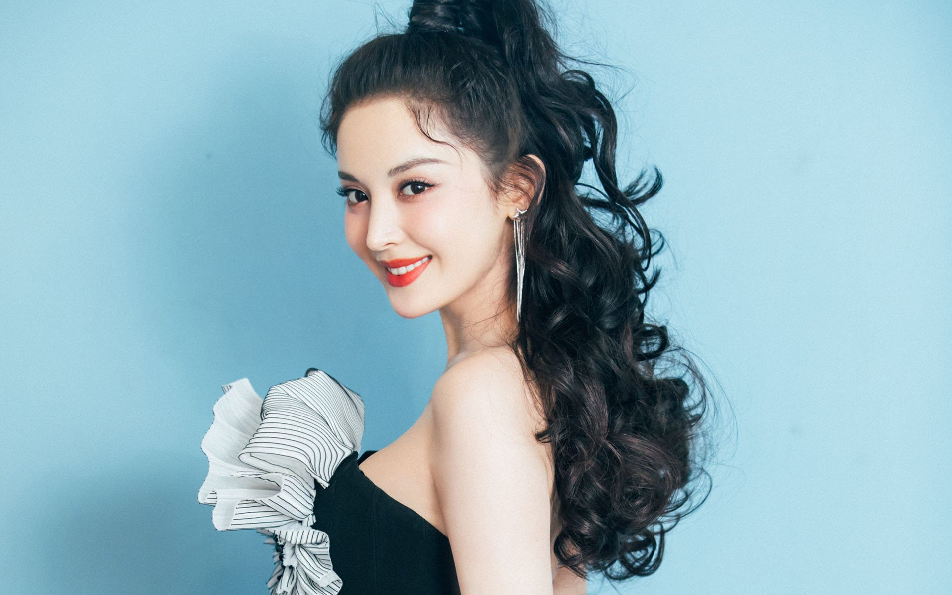 爱游戏在线-三晋雄狮踏碎鹰羽，一场跨维度足球神话