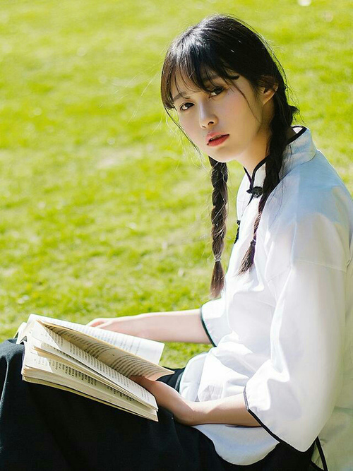 爱游戏官方入口-冰封时间的后卫，当范戴克在欧冠半决赛之夜举起安菲尔德的天空