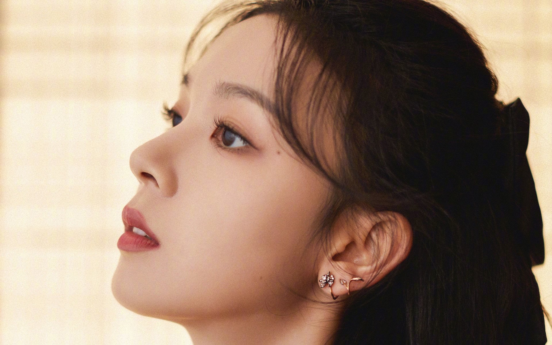 爱游戏体育-冷门与主宰，日本震撼乌拉圭，莫德里奇德比称王—足球世界的双重奏